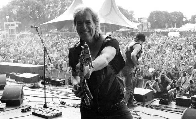 &Pi;έ&theta;&alpha;&nu;&epsilon; &omicron; &pi;&rho;ώ&eta;&nu; &mu;&pi;&alpha;&sigma;ί&sigma;&tau;&alpha;&sigmaf; &tau;&omega;&nu; Scorpions, &Phi;&rho;ά&nu;&sigma;&iota;&sigmaf; &Mu;&pi;&omicron;ύ&chi;&omicron;&lambda;&zeta;