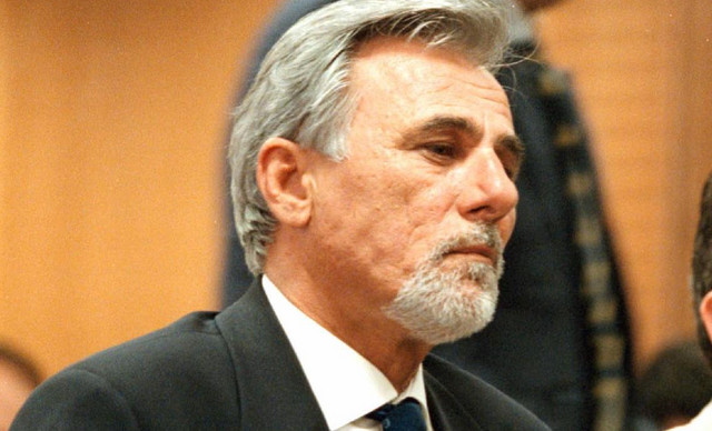 Έ&phi;&upsilon;&gamma;&epsilon; &alpha;&pi;ό &tau;&eta; &zeta;&omega;ή &omicron; &delta;&eta;&mu;&omicron;&sigma;&iota;&omicron;&gamma;&rho;ά&phi;&omicron;&sigmaf; &Sigma;&pi;ύ&rho;&omicron;&sigmaf; &Kappa;&alpha;&rho;&alpha;&tau;&zeta;&alpha;&phi;έ&rho;&eta;&sigmaf;