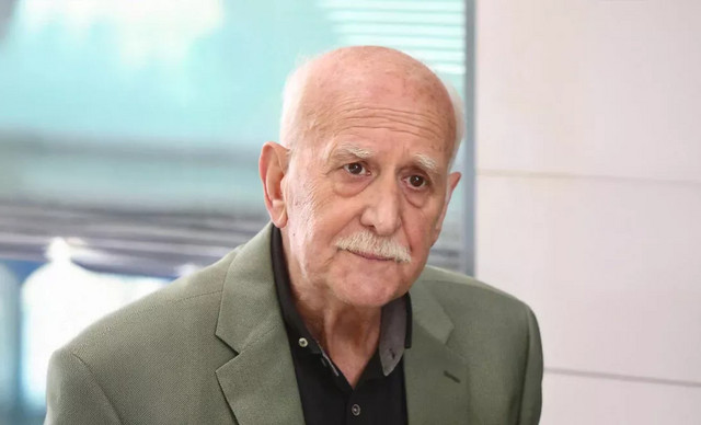 &Gamma;&iota;ώ&rho;&gamma;&omicron;&sigmaf; &Pi;&alpha;&pi;&alpha;&delta;ά&kappa;&eta;&sigmaf;: Ά&phi;&eta;&sigma;&alpha;&nu; &lambda;&omicron;&upsilon;&lambda;&omicron;ύ&delta;&iota;&alpha; &kappa;&alpha;&iota; έ&nu;&alpha; &alpha;&nu;&alpha;&mu;&mu;έ&nu;&omicron; &kappa;&epsilon;&rho;ί &sigma;&tau;&omicron; &gamma;&rho;&alpha;&phi;&epsilon;ί&omicron; &tau;&omicron;&upsilon; (&Phi;&Omega;&Tau;&Omicron;)