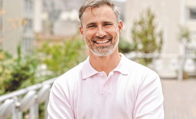 &Tau;&omicron; &Sigma;ό&iota; &sigma;&omicron;&upsilon;: O &Gamma;&iota;ώ&rho;&gamma;&omicron;&sigmaf; &Kappa;&alpha;&pi;&omicron;&upsilon;&tau;&zeta;ί&delta;&eta;&sigmaf; &mu;&pi;&alpha;ί&nu;&epsilon;&iota; &sigma;&tau;&eta; &sigma;&epsilon;&iota;&rho;ά