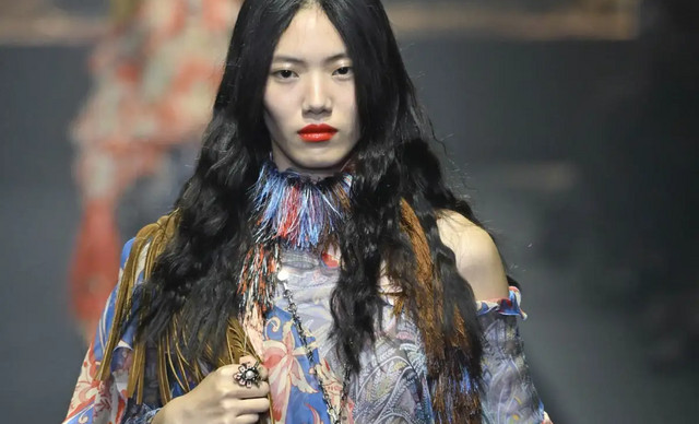 &Tau;&alpha; &pi;&iota;&omicron; &tau;&omicron;&lambda;&mu;&eta;&rho;ά make up trends &tau;&eta;&sigmaf; &nu;έ&alpha;&sigmaf; &chi;&rho;&omicron;&nu;&iota;ά&sigmaf;