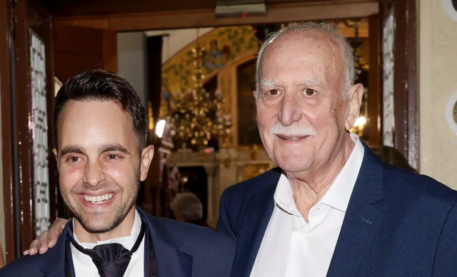 &Lambda;ά&zeta;&omicron;&sigmaf; &Mu;&alpha;&nu;&tau;&iota;&kappa;ό&sigmaf;: &laquo;&Rho;&alpha;&gamma;ί&zeta;&epsilon;&iota; &kappa;&alpha;&rho;&delta;&iota;έ&sigmaf;&raquo; &omicron; &kappa;&omicron;&upsilon;&mu;&pi;ά&rho;&omicron;&sigmaf; &tau;&omicron;&upsilon; &Gamma;&iota;ώ&rho;&gamma;&omicron;&upsilon; &Pi;&alpha;&pi;&alpha;&delta;ά&kappa;&eta;&nbsp;(&Phi;&Omega;&Tau;&Omicron;)