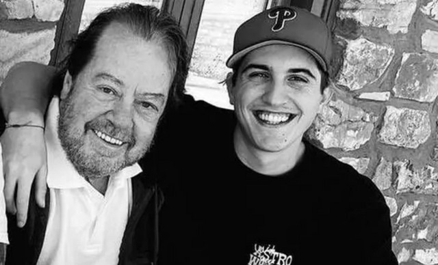 Good Job Nicky: H &sigma;&upsilon;&gamma;&kappa;&iota;&nu;&eta;&tau;&iota;&kappa;ή &phi;&omega;&tau;&omicron;&gamma;&rho;&alpha;&phi;ί&alpha; &alpha;&pi;ό &tau;&eta;&nu; &pi;&alpha;&iota;&delta;&iota;&kappa;ή &tau;&omicron;&upsilon; &eta;&lambda;&iota;&kappa;ί&alpha; &mu;&epsilon; &tau;&omicron;&nu; &Gamma;&iota;ά&nu;&nu;&eta; &Pi;ά&rho;&iota;&omicron;