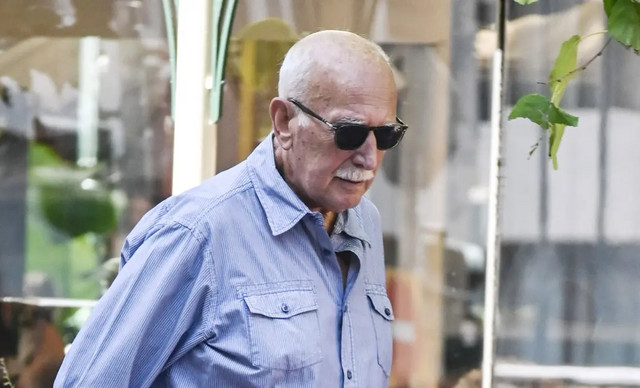 &Gamma;&iota;ώ&rho;&gamma;&omicron;&sigmaf; &Pi;&alpha;&pi;&alpha;&delta;ά&kappa;&eta;&sigmaf;: &Eta; &tau;&epsilon;&lambda;&epsilon;&upsilon;&tau;&alpha;ί&alpha; &delta;&eta;&mu;ό&sigma;&iota;&alpha; &epsilon;&mu;&phi;ά&nu;&iota;&sigma;ή &tau;&omicron;&upsilon;, &tau;&rho;&epsilon;&iota;&sigmaf; &mu;ή&nu;&epsilon;&sigmaf; &pi;&rho;&iota;&nu; &alpha;&pi;ό &tau;&omicron;&nu; &theta;ά&nu;&alpha;&tau;ό &tau;&omicron;&upsilon; (&Phi;&Omega;&Tau;&Omicron;)