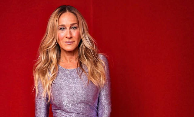 Sarah Jessica Parker: &Epsilon;&pi;&iota;&sigma;&tau;&rho;&omicron;&phi;ή &sigma;&tau;&omicron; &kappa;ό&kappa;&kappa;&iota;&nu;&omicron; &chi;&alpha;&lambda;ί &mu;&epsilon; &tau;&omicron;&nu; &sigma;ύ&zeta;&upsilon;&gamma;&omicron; &kappa;&alpha;&iota; &tau;&omicron;&nu; &gamma;&iota;&omicron; &tau;&eta;&sigmaf; (&Phi;&Omega;&Tau;&Omicron;)