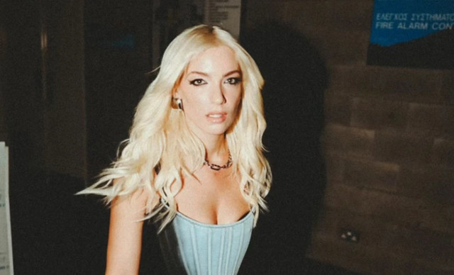 &Omicron;&iota; &pi;ό&zeta;&epsilon;&sigmaf; &tau;&eta;&sigmaf; Ά&nu;&tau;&rho;&eta;&sigmaf; &Kappa;&alpha;&rho;ά&nu;&tau;&omega;&nu;&eta; &mu;&epsilon; &phi;ό&nu;&tau;&omicron; &tau;&omicron; &epsilon;&mu;&beta;&lambda;&eta;&mu;&alpha;&tau;&iota;&kappa;ό &sigma;ή&mu;&alpha; &tau;&omicron;&upsilon; &Eta;ollywood (&Phi;&Omega;&Tau;&Omicron;)