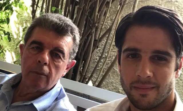 &Beta;&alpha;&sigma;ί&lambda;&eta;&sigmaf; &Sigma;ί&mu;&omicron;&sigmaf;: &Sigma;&kappa;&omicron;&tau;ώ&theta;&eta;&kappa;&epsilon; &sigma;&epsilon; &tau;&rho;&omicron;&chi;&alpha;ί&omicron; &omicron; &pi;&alpha;&tau;έ&rho;&alpha;&sigmaf; &tau;&omicron;&upsilon; &ndash; &laquo;&Nu;&alpha; &mu;&eta;&nu; &tau;&omicron; &zeta;ή&sigma;&epsilon;&iota; ά&nu;&theta;&rho;&omega;&pi;&omicron;&sigmaf; &alpha;&upsilon;&tau;ό&raquo;