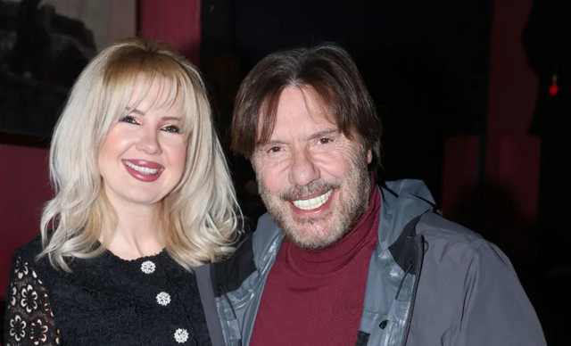 &Sigma;&omicron;&phi;ί&alpha; &Mu;&alpha;&rho;&iota;ό&lambda;&alpha;: &Nu;έ&omicron;&sigmaf; έ&rho;&omega;&tau;&alpha;&sigmaf; &sigma;&tau;&eta;&nu; &zeta;&omega;ή &tau;&eta;&sigmaf; &mu;&epsilon;&tau;ά &tau;&omicron;&nu; &chi;&omega;&rho;&iota;&sigma;&mu;ό &alpha;&pi;ό &tau;&omicron;&nu; &Sigma;&tau;&rho;ά&tau;&omicron; &Tau;&zeta;ώ&rho;&tau;&zeta;&omicron;&gamma;&lambda;&omicron;&upsilon;;