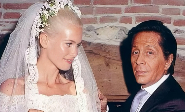 &Eta; &Kappa;&lambda;ό&nu;&tau;&iota;&alpha; &Sigma;ί&phi;&epsilon;&rho; &alpha;&pi;&omicron;&chi;&alpha;&iota;&rho;&epsilon;&tau;ά &tau;&omicron;&nu; &Beta;&alpha;&lambda;&epsilon;&nu;&tau;ί&nu;&omicron; &mu;&epsilon; &mu;&iota;&alpha; &sigma;&pi;&alpha;&rho;&alpha;&kappa;&tau;&iota;&kappa;ή &alpha;&nu;ά&rho;&tau;&eta;&sigma;&eta; (&Phi;&Omega;&Tau;&Omicron;)