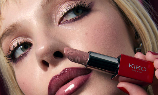 Kiko Milano flirt alert collection: &Omicron; έ&rho;&omega;&tau;&alpha;&sigmaf; &sigma;&epsilon; &pi;&epsilon;&rho;&iota;&mu;έ&nu;&epsilon;&iota;, &sigma;&tau;&eta;&nu; ά&lambda;&lambda;&eta; ά&kappa;&rho;&eta; &tau;&eta;&sigmaf; &gamma;&rho;&alpha;&mu;&mu;ή&sigmaf;