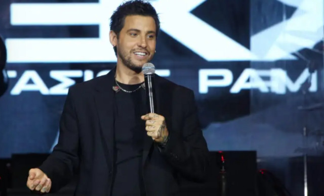 &Sigma;&upsilon;&gamma;&kappa;&iota;&nu;&epsilon;ί &omicron; &Alpha;&nu;&alpha;&sigma;&tau;ά&sigma;&iota;&omicron;&sigmaf; &Rho;ά&mu;&mu;&omicron;&sigmaf;: &laquo;&Epsilon;ί&mu;&alpha;&iota; &kappa;&alpha;&theta;&alpha;&rho;ό&sigmaf; &alpha;&pi;ό &omicron;&upsilon;&sigma;ί&epsilon;&sigmaf; &delta;&upsilon;&omicron; &chi;&rho;ό&nu;&iota;&alpha;, &tau;έ&sigma;&sigma;&epsilon;&rho;&iota;&sigmaf; &mu;ή&nu;&epsilon;&sigmaf; &kappa;&alpha;&iota; &delta;&upsilon;&omicron; &mu;έ&rho;&epsilon;&sigmaf;&raquo;