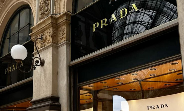 &Alpha;&upsilon;&tau;ό&sigmaf; &epsilon;ί&nu;&alpha;&iota; &omicron; &lambda;ό&gamma;&omicron;&sigmaf; &pi;&omicron;&upsilon; &eta; Prada &delta;&iota;&alpha;&kappa;ό&pi;&tau;&epsilon;&iota; &tau;&eta; &sigma;&upsilon;&nu;&epsilon;&rho;&gamma;&alpha;&sigma;ί&alpha; &mu;&epsilon; &epsilon;&kappa;&alpha;&tau;&omicron;&nu;&tau;ά&delta;&epsilon;&sigmaf; &Iota;&tau;&alpha;&lambda;&omicron;ύ&sigmaf; &pi;&rho;&omicron;&mu;&eta;&theta;&epsilon;&upsilon;&tau;έ&sigmaf;