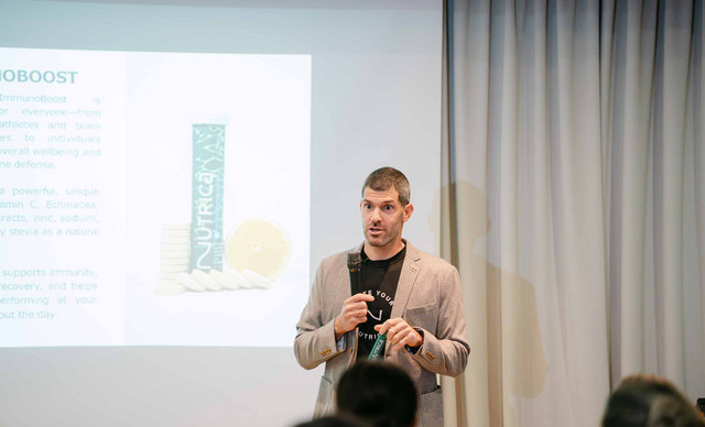 &Tau;&eta; &delta;&iota;&kappa;ή &tau;&omicron;&upsilon; &sigma;&epsilon;&iota;&rho;ά &sigma;&upsilon;&mu;&pi;&lambda;&eta;&rho;&omega;&mu;ά&tau;&omega;&nu; &delta;&iota;&alpha;&tau;&rho;&omicron;&phi;ή&sigmaf; NUTRICA &pi;&alpha;&rho;&omicron;&upsilon;&sigma;ί&alpha;&sigma;&epsilon; &omicron; &Omicron;&lambda;&upsilon;&mu;&pi;&iota;&omicron;&nu;ί&kappa;&eta;&sigmaf; &Pi;&alpha;ύ&lambda;&omicron;&sigmaf; &Kappa;&omicron;&nu;&tau;ί&delta;&eta;&sigmaf;