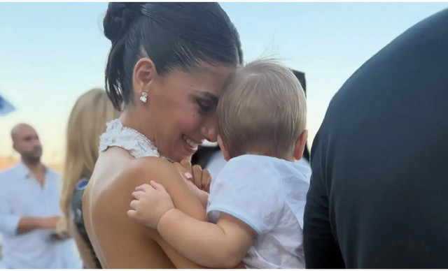 &Alpha;&lambda;&epsilon;&xi;ά&nu;&delta;&rho;&alpha; &Nu;ί&kappa;&alpha;: &Pi;&omicron;&zeta;ά&rho;&epsilon;&iota; &mu;&epsilon; &phi;&omicron;&upsilon;&sigma;&kappa;&omega;&mu;έ&nu;&eta; &kappa;&omicron;&iota;&lambda;ί&tau;&sigma;&alpha; &mu;&epsilon;&tau;ά &tau;&eta;&nu; &alpha;&nu;&alpha;&kappa;&omicron;ί&nu;&omega;&sigma;&eta; &tau;&eta;&sigmaf; 2&eta;&sigmaf; &epsilon;&gamma;&kappa;&upsilon;&mu;&omicron;&sigma;ύ&nu;&eta;&sigmaf;