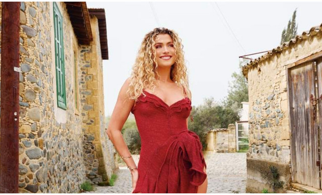 Antigoni: &Tau;&alpha; &tau;&rho;&upsilon;&phi;&epsilon;&rho;ά &tau;&epsilon;&tau;-&alpha;-&tau;&epsilon;&tau; &sigma;&tau;&eta;&nu; &Alpha;&theta;ή&nu;&alpha; &mu;&epsilon; &tau;&omicron;&nu; &Epsilon;&lambda;&lambda;&eta;&nu;&omicron;&alpha;&mu;&epsilon;&rho;&iota;&kappa;ά&nu;&omicron; &sigma;ύ&nu;&tau;&rho;&omicron;&phi;ό &tau;&eta;&sigmaf; (&Phi;&Omega;&Tau;&Omicron;)