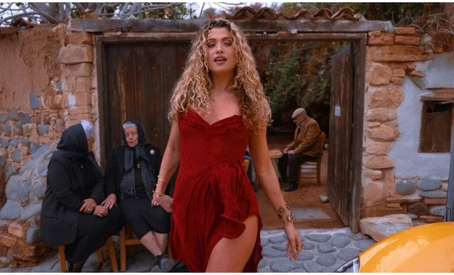 Antigoni Buxton: &Sigma;&pi;ά&epsilon;&iota; &tau;&eta; &sigma;&iota;&omega;&pi;ή &gamma;&iota;&alpha; &tau;&omicron; &ldquo;Jalla&rdquo;