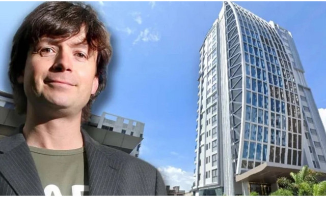 &Mu;&upsilon;&sigma;&tau;ή&rho;&iota;&omicron; &mu;&epsilon; &tau;&omicron;&nu; &theta;ά&nu;&alpha;&tau;&omicron; &sigma;&upsilon;&nu;&iota;&delta;&rho;&upsilon;&tau;ή &tau;&eta;&sigmaf; Asos &ndash; Έ&pi;&epsilon;&sigma;&epsilon; &alpha;&pi;ό &tau;&omicron;&nu; 17&omicron; ό&rho;&omicron;&phi;&omicron; &kappa;&tau;&iota;&rho;ί&omicron;&upsilon; &sigma;&tau;&eta;&nu; &Tau;&alpha;ϊ&lambda;ά&nu;&delta;&eta;