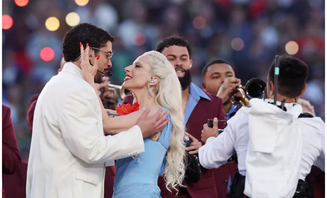 Bad Bunny: &laquo;&Tau;&alpha; έ&delta;&omega;&sigma;&epsilon; ό&lambda;&alpha;&raquo; &omicron; &Lambda;&alpha;&tau;ί&nu;&omicron;&sigmaf; superstar &sigma;&tau;&omicron;&nu; &tau;&epsilon;&lambda;&iota;&kappa;ό &tau;&omicron;&upsilon; Super Bowl (&Beta;&Iota;&Nu;&Tau;&Epsilon;&Omicron;)