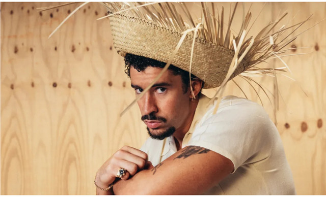 Bad Bunny: &Alpha;&pi;ό &upsilon;&pi;ά&lambda;&lambda;&eta;&lambda;&omicron;&sigmaf; &sigma;&omicron;ύ&pi;&epsilon;&rho; &mu;ά&rho;&kappa;&epsilon;&tau; &sigma;&epsilon; &theta;&rho;ύ&lambda;&omicron; &tau;&omega;&nu; Grammy &ndash; &Eta; ά&nu;&omicron;&delta;&omicron;&sigmaf; &tau;&omicron;&upsilon; &mu;&epsilon;&gamma;&alpha;&lambda;ύ&tau;&epsilon;&rho;&omicron;&upsilon; pop star