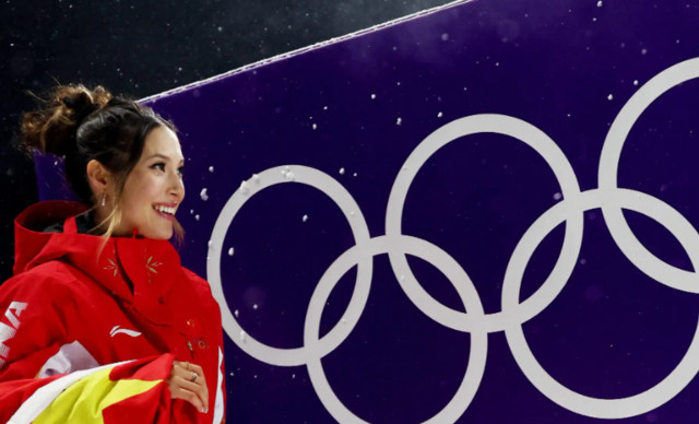 Eileen Gu: &Alpha;&pi;ό &pi;ό&tau;&epsilon; &delta;ύ&omicron; &alpha;&sigma;&eta;&mu;έ&nu;&iota;&alpha; &Omicron;&lambda;&upsilon;&mu;&pi;&iota;&alpha;&kappa;ά &mu;&epsilon;&tau;ά&lambda;&lambda;&iota;&alpha; &delta;&epsilon;&nu; &theta;&epsilon;&omega;&rho;&omicron;ύ&nu;&tau;&alpha;&iota; &nu;ί&kappa;&eta;; &Eta; &alpha;&pi;ά&nu;&tau;&eta;&sigma;ή &tau;&eta;&sigmaf; έ&gamma;&iota;&nu;&epsilon; viral