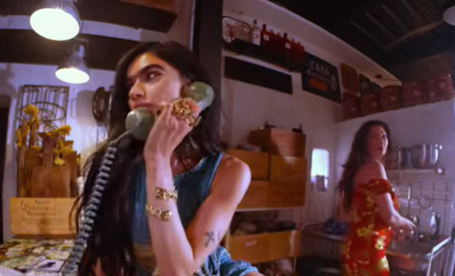 &ldquo;&Kappa;ό&rho;&eta;&eta;&eta; &ndash; &Sigma;ά&sigma;&tau;&omicron;&upsilon; &nu;&alpha; &phi;ύ&omicron;&upsilon;&mu;&epsilon;&rdquo;: Viral &tau;&alpha; &kappa;&upsilon;&pi;&rho;&iota;&alpha;&kappa;ά &mu;&epsilon; &tau;&eta;&nu; &Sigma;&omicron;&phi;ί&alpha; &Chi;&alpha;&tau;&zeta;&eta;&pi;&alpha;&nu;&tau;&epsilon;&lambda;ή (&Beta;&Iota;&Nu;&Tau;&Epsilon;&Omicron;)