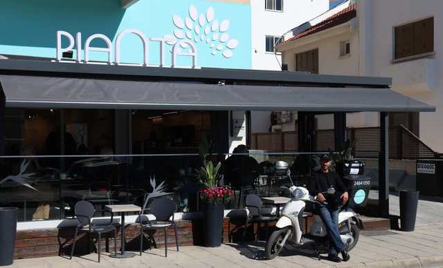 &laquo;Pianta&raquo;: &Nu;έ&alpha; ά&phi;&iota;&xi;&eta; &sigma;&tau;&eta; &Lambda;ά&rho;&nu;&alpha;&kappa;&alpha; &mu;&epsilon; &alpha;&upsilon;&theta;&epsilon;&nu;&tau;&iota;&kappa;ή &iota;&tau;&alpha;&lambda;&iota;&kappa;ή &epsilon;&mu;&pi;&epsilon;&iota;&rho;ί&alpha; &kappa;&alpha;&phi;έ