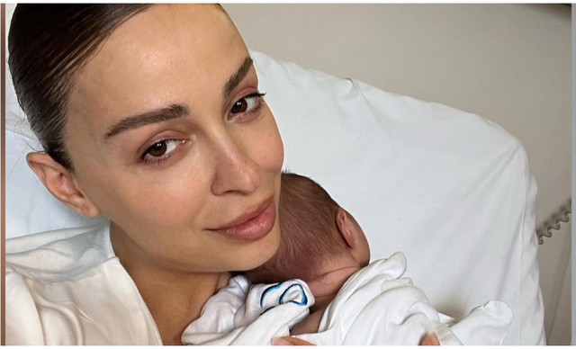 &Sigma;&upsilon;&gamma;&kappa;&iota;&nu;&epsilon;ί &eta; &Phi;&omicron;&upsilon;&rho;έ&iota;&rho;&alpha; &mu;&epsilon; &tau;&eta;&nu; &alpha;&nu;ά&rho;&tau;&eta;&sigma;&eta; &gamma;&iota;&alpha; &tau;&alpha; &gamma;&epsilon;&nu;έ&theta;&lambda;&iota;&alpha; &tau;&omicron;&upsilon; &gamma;&iota;&omicron;&upsilon; &tau;&eta;&sigmaf;, &Epsilon;&rho;&mu;ή (&Phi;&Omega;&Tau;&Omicron;)