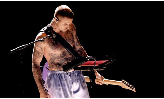 &Tau;&zeta;ά&sigma;&tau;&iota;&nu; &Mu;&pi;ί&mu;&pi;&epsilon;&rho;: &Epsilon;&mu;&phi;&alpha;&nu;ί&sigma;&tau;&eta;&kappa;&epsilon; &sigma;&tau;&eta; &sigma;&kappa;&eta;&nu;ή &tau;&omega;&nu; Grammys &mu;ό&nu;&omicron; &mu;&epsilon; &tau;&omicron; &epsilon;&sigma;ώ&rho;&omicron;&upsilon;&chi;ό &tau;&omicron;&upsilon;! (&Beta;&Iota;&Nu;&Tau;&Epsilon;&Omicron;)