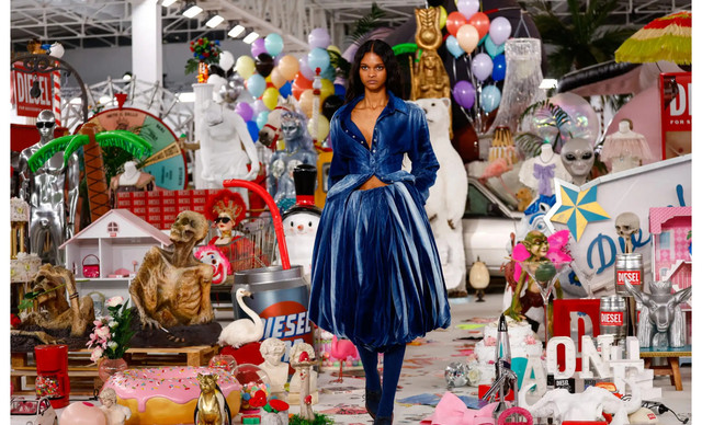 &Eta; Diesel έ&sigma;&tau;&eta;&sigma;&epsilon; έ&nu;&alpha; &phi;&alpha;&nu;&tau;&alpha;&sigma;&mu;&alpha;&gamma;&omicron;&rho;&iota;&kappa;ό &sigma;&kappa;&eta;&nu;&iota;&kappa;ό &mu;&epsilon; 50.000 &alpha;&nu;&tau;&iota;&kappa;&epsilon;ί&mu;&epsilon;&nu;&alpha; &sigma;&tau;&omicron; catwalk