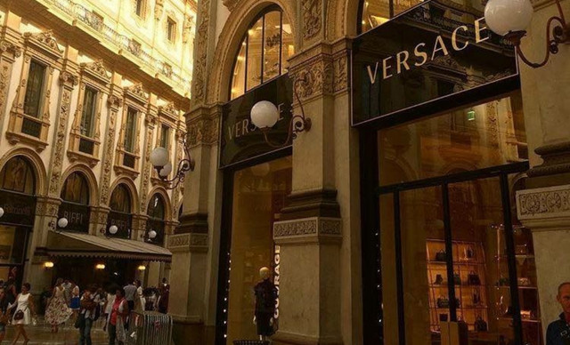 &Alpha;&upsilon;&tau;ό&sigmaf; &epsilon;ί&nu;&alpha;&iota; &omicron; &nu;έ&omicron;&sigmaf; Chief Creative Officer &tau;&omicron;&upsilon; &omicron;ί&kappa;&omicron;&upsilon; Versace