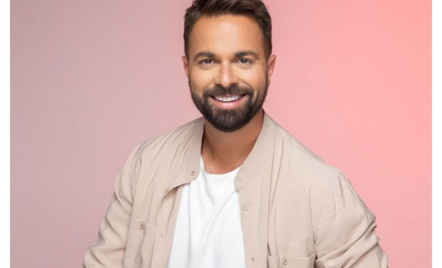 &Sigma;&upsilon;&gamma;&kappa;&lambda;&omicron;&nu;ί&zeta;&epsilon;&iota; &omicron; &Eta;&lambda;ί&alpha;&sigmaf; &Beta;&rho;&epsilon;&tau;&tau;ό&sigmaf; 8 &chi;&rho;ό&nu;&iota;&alpha; &mu;&epsilon;&tau;ά &tau;&omicron; &sigma;&omicron;&beta;&alpha;&rho;ό &alpha;&tau;ύ&chi;&eta;&mu;ά &tau;&omicron;&upsilon;: &laquo;Ό&lambda;&alpha; &mu;&omicron;&iota;ά&zeta;&omicron;&upsilon;&nu; &sigma;&alpha;&nu; &chi;&theta;&epsilon;&sigmaf;&raquo; (&Phi;&Omega;&Tau;&Omicron;)