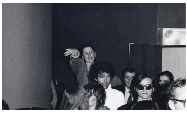 A&upsilon;&tau;ή &epsilon;ί&nu;&alpha;&iota; &eta; &gamma;&upsilon;&nu;&alpha;ί&kappa;&alpha; &pi;ί&sigma;&omega; &alpha;&pi;ό &tau;&eta;&nu; &Epsilon;&beta;&delta;&omicron;&mu;ά&delta;&alpha; &Mu;ό&delta;&alpha;&sigmaf; &tau;&omicron;&upsilon; &Lambda;&omicron;&nu;&delta;ί&nu;&omicron;&upsilon;