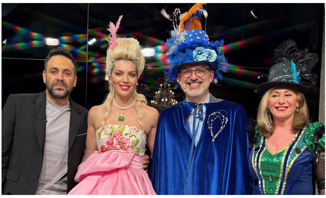 &Mu;&epsilon; &delta;&iota;ά&theta;&epsilon;&sigma;&eta; &kappa;&alpha;&rho;&nu;&alpha;&beta;&alpha;&lambda;&iota;&omicron;ύ, &lambda;&alpha;&mu;&pi;&epsilon;&rho;έ&sigmaf; &sigma;&tau;&omicron;&lambda;έ&sigmaf; &kappa;&alpha;&iota; &chi;&rho;ώ&mu;&alpha;&tau;&alpha; &alpha;&pi;ό&psi;&epsilon; &sigma;&tau;&eta;&nu; &laquo;&Pi;&alpha;&rho;&alpha;&delta;&omicron;&sigma;&iota;&alpha;&kappa;ή &Beta;&rho;&alpha;&delta;&iota;ά&raquo;