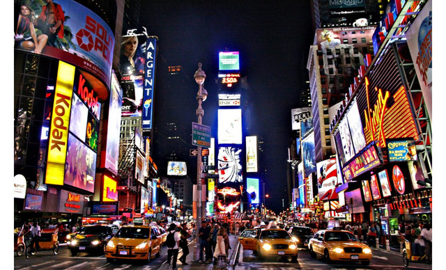 &Alpha;&upsilon;&tau;ή &epsilon;ί&nu;&alpha;&iota; &eta; &pi;&alpha;&sigma;ί&gamma;&nu;&omega;&sigma;&tau;&eta; &Epsilon;&lambda;&lambda;&eta;&nu;ί&delta;&alpha; &tau;&rho;&alpha;&gamma;&omicron;&upsilon;&delta;ί&sigma;&tau;&rho;&iota;&alpha; &pi;&omicron;&upsilon; &phi;&iota;&gamma;&omicron;&upsilon;&rho;ά&rho;&epsilon;&iota; &sigma;&tau;&eta;&nu; Times Square &tau;&eta;&sigmaf; &Nu;έ&alpha;&sigmaf; &Upsilon;ό&rho;&kappa;&eta;&sigmaf; (&Phi;&Omega;&Tau;&Omicron;)