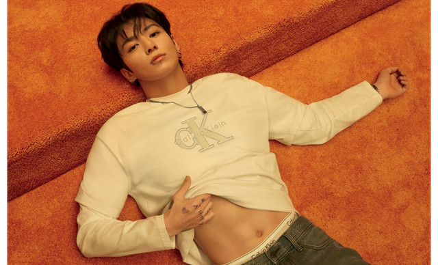 &Eta; Calvin Klein &pi;&alpha;&rho;&omicron;&upsilon;&sigma;&iota;ά&zeta;&epsilon;&iota; έ&nu;&alpha; &nu;έ&omicron; &kappa;&epsilon;&phi;ά&lambda;&alpha;&iota;&omicron; &sigma;&tau;&omicron; denim &mu;&epsilon; &pi;&rho;&omega;&tau;&alpha;&gamma;&omega;&nu;&iota;&sigma;&tau;ή &tau;&omicron;&nu; JungKook &tau;&omega;&nu; BTS