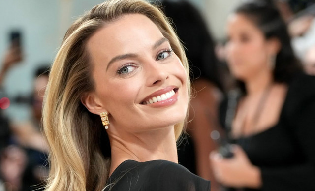 H Margot Robbie &pi;&alpha;&rho;&alpha;&delta;ί&delta;&epsilon;&iota; &mu;&alpha;&theta;ή&mu;&alpha;&tau;&alpha; &alpha;&psi;&epsilon;&gamma;ά&delta;&iota;&alpha;&sigma;&tau;&omicron;&upsilon; casual &sigma;&tau;&upsilon;&lambda; &mu;&epsilon; Chanel