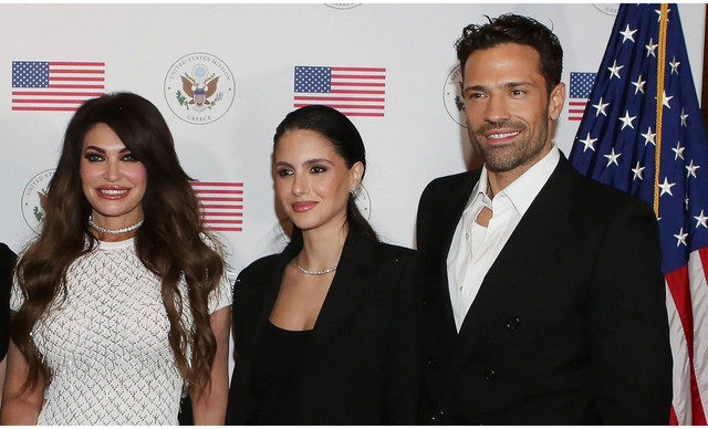 &Eta; &lambda;&alpha;&mu;&pi;&epsilon;&rho;ή &pi;&rho;&epsilon;&mu;&iota;έ&rho;&alpha; &tau;&omicron;&upsilon; &nu;&tau;&omicron;&kappa;&iota;&mu;&alpha;&nu;&tau;έ&rho; &laquo;&Mu;&epsilon;&lambda;ά&nu;&iota;&alpha;&raquo; &tau;&eta;&sigmaf; &pi;&rho;ώ&tau;&eta;&sigmaf; &kappa;&upsilon;&rho;ί&alpha;&sigmaf; &tau;&omega;&nu; &Eta;&Pi;&Alpha; &sigma;&tau;&eta;&nu; &Alpha;&theta;ή&nu;&alpha;