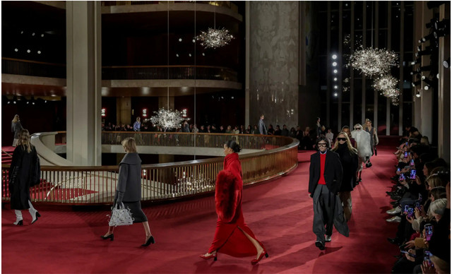 Michael Kors: &Gamma;&iota;&omicron;&rho;&tau;ά&zeta;&epsilon;&iota; 45 &chi;&rho;ό&nu;&iota;&alpha; &mu;&epsilon; έ&nu;&alpha; &phi;&alpha;&nu;&tau;&alpha;&sigma;&mu;&alpha;&gamma;&omicron;&rho;&iota;&kappa;ό show