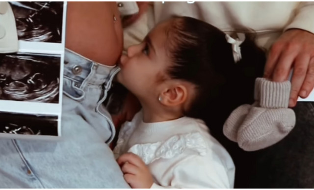 &Gamma;&nu;&omega;&sigma;&tau;ή &Kappa;ύ&pi;&rho;&iota;&alpha; influencer &pi;&epsilon;&rho;&iota;&mu;έ&nu;&epsilon;&iota; &pi;&alpha;&iota;&delta;ί &ndash; &Eta; &kappa;ό&rho;&eta; &tau;&eta;&sigmaf; &laquo;&pi;&rho;ό&delta;&omega;&sigma;&epsilon;&raquo; &tau;&eta;&nu; &epsilon;&gamma;&kappa;&upsilon;&mu;&omicron;&sigma;ύ&nu;&eta; (&Beta;&Iota;&Nu;&Tau;&Epsilon;&Omicron;)