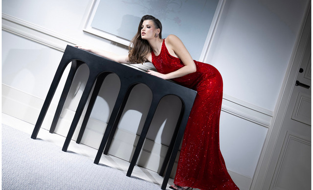 Έ&lambda;&epsilon;&nu;&alpha; &Sigma;&tau;&rho;&omicron;&gamma;&gamma;&upsilon;&lambda;&iota;ώ&tau;&omicron;&upsilon;: &Eta; &kappa;&alpha;&tau;&alpha;&xi;&iota;&omega;&mu;έ&nu;&eta; fashion designer &pi;&alpha;&rho;&omicron;&upsilon;&sigma;&iota;ά&zeta;&epsilon;&iota; &tau;&eta; Special Occasion Collection 2026