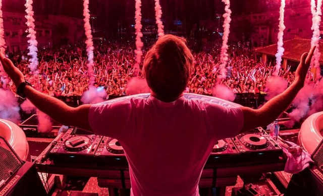 &Pi;&alpha;&sigma;ί&gamma;&nu;&omega;&sigma;&tau;&omicron;&sigmaf; &mu;&omicron;&upsilon;&sigma;&iota;&kappa;ό&sigmaf; &pi;&alpha;&rho;&alpha;&gamma;&omega;&gamma;ό&sigmaf; &kappa;&alpha;&iota; DJ&nbsp;έ&gamma;&iota;&nu;&epsilon; &pi;&alpha;&tau;έ&rho;&alpha;&sigmaf;! &ndash; &Alpha;&upsilon;&tau;ό &epsilon;ί&nu;&alpha;&iota; &tau;&omicron; &phi;ύ&lambda;&omicron; &tau;&omicron;&upsilon; &mu;&omega;&rho;&omicron;ύ (&Phi;&Omega;&Tau;&Omicron;)