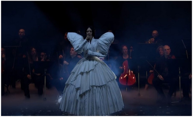 &Mu;ά&gamma;&epsilon;&psi;&epsilon; &eta; Tamta &mu;&epsilon; &mu;&iota;&alpha; avant garde &epsilon;&mu;&phi;ά&nu;&iota;&sigma;&eta; &sigma;&tau;&omicron; &ldquo;Sing for Greece&rdquo;