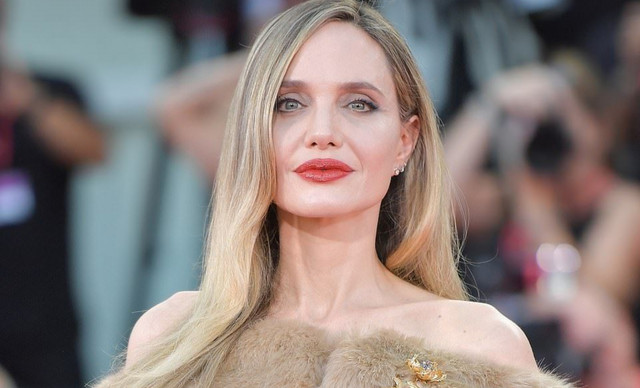 Angelina Jolie: &Eta; &epsilon;&kappa;&theta;&alpha;&mu;&beta;&omega;&tau;&iota;&kappa;ή &epsilon;&mu;&phi;ά&nu;&iota;&sigma;&eta; &sigma;&tau;&eta;&nu; &pi;&rho;&epsilon;&mu;&iota;έ&rho;&alpha; &tau;&eta;&sigmaf; &tau;&alpha;&iota;&nu;ί&alpha;&sigmaf; &tau;&eta;&sigmaf; &mu;&epsilon; Givenchy (&Phi;&Omega;&Tau;&Omicron;)