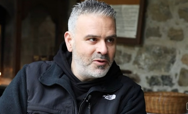 &Lambda;&omicron;ύ&eta;&sigmaf; &Pi;&alpha;&tau;&sigma;&alpha;&lambda;ί&delta;&eta;&sigmaf;: &Sigma;&upsilon;&gamma;&kappa;&lambda;&omicron;&nu;ί&zeta;&epsilon;&iota; &mu;&epsilon; &tau;&alpha; &lambda;ό&gamma;&iota;&alpha; &tau;&omicron;&upsilon; &gamma;&iota;&alpha; &tau;&eta; &mu;&eta;&tau;έ&rho;&alpha; &tau;&omicron;&upsilon; &pi;&omicron;&upsilon; έ&phi;&upsilon;&gamma;&epsilon; &alpha;&pi;ό &kappa;&alpha;&rho;&kappa;ί&nu;&omicron;