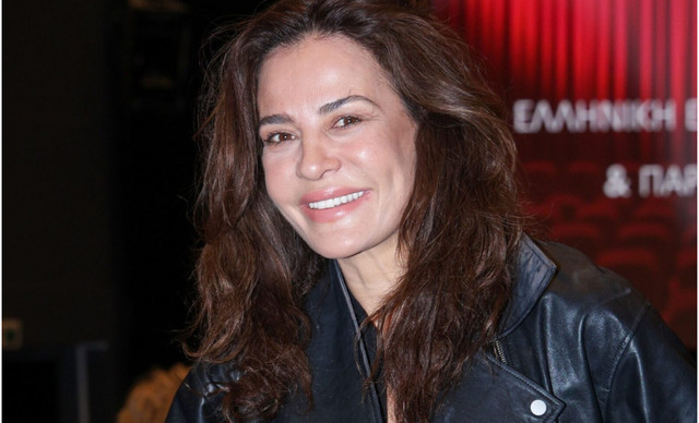 &Delta;ή&mu;&eta;&tau;&rho;&alpha; &Mu;&alpha;&tau;&sigma;&omicron;ύ&kappa;&alpha;:&nbsp;&Pi;&omicron;&zeta;ά&rho;&epsilon;&iota; &tau;&upsilon;&lambda;&iota;&gamma;&mu;έ&nu;&eta; &mu;&epsilon; &tau;&eta;&nu; &pi;&epsilon;&tau;&sigma;έ&tau;&alpha; &tau;&eta;&sigmaf; &sigma;&tau;&omicron; &Pi;&alpha;&rho;ί&sigma;&iota; (&Beta;&Iota;&Nu;&Tau;&Epsilon;&Omicron;)