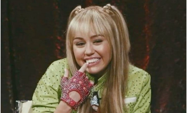 Miley Cyrus: E&pi;&iota;&sigma;&tau;&rho;έ&phi;&epsilon;&iota; &mu;&epsilon; έ&nu;&alpha; &alpha;&phi;&iota;έ&rho;&omega;&mu;&alpha; &gamma;&iota;&alpha; &tau;&alpha; 20 &chi;&rho;ό&nu;&iota;&alpha; &tau;&eta;&sigmaf; Hannah Montana