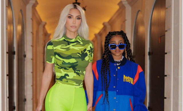 North West: &Sigma;&tau;&alpha; 12 &tau;&eta;&sigmaf; &laquo;&chi;&tau;ί&zeta;&epsilon;&iota;&raquo; &tau;&eta;&nu; &delta;&iota;&kappa;ή &tau;&eta;&sigmaf; &alpha;&upsilon;&tau;&omicron;&kappa;&rho;&alpha;&tau;&omicron;&rho;ί&alpha; &mu;ό&delta;&alpha;&sigmaf; &ndash; &Alpha;&upsilon;&tau;ό &epsilon;ί&nu;&alpha;&iota; &tau;&omicron; &nu;έ&omicron; &tau;&eta;&sigmaf; &epsilon;&gamma;&chi;&epsilon;ί&rho;&eta;&mu;&alpha;