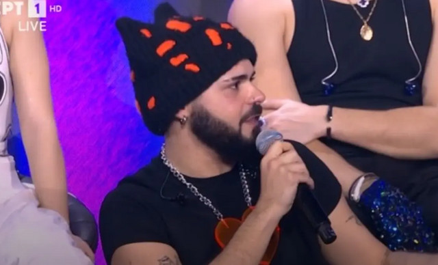 Akylas: &Eta; &mu;&alpha;&mu;ά &tau;&omicron;&upsilon; &sigma;&tau;&omicron; &pi;&lambda;&epsilon;&upsilon;&rho;ό &tau;&omicron;&upsilon; &sigma;&tau;&omicron;&nu; &epsilon;&lambda;&lambda;&eta;&nu;&iota;&kappa;ό &tau;&epsilon;&lambda;&iota;&kappa;ό &ndash; &Mu;&epsilon; &kappa;&lambda;ά&mu;&alpha;&tau;&alpha; &omicron; &tau;&rho;&alpha;&gamma;&omicron;&upsilon;&delta;&iota;&sigma;&tau;ή&sigmaf;