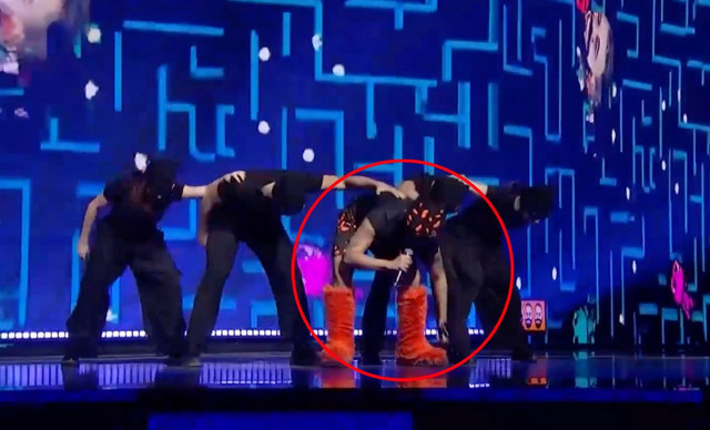 Akylas: &Alpha;&pi;&alpha;&nu;&tau;ά &pi;&rho;ώ&tau;&eta; &phi;&omicron;&rho;ά &gamma;&iota;&alpha; &tau;&omicron; &chi;&alpha;&rho;&tau;ά&kappa;&iota; &pi;&omicron;&upsilon; έ&pi;&epsilon;&sigma;&epsilon; &alpha;&pi;ό &tau;&omicron; &pi;&alpha;&nu;&tau;&epsilon;&lambda;ό&nu;&iota; &tau;&omicron;&upsilon; on stage