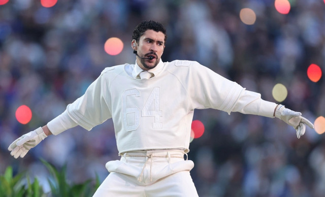 Bad Bunny: &Tau;&iota; &sigma;&upsilon;&mu;&beta;&omicron;&lambda;ί&zeta;&epsilon;&iota; &eta; &phi;&alpha;&nu;έ&lambda;&alpha; &tau;&omicron;&upsilon; &mu;&epsilon; &tau;&omicron;&nu; &alpha;&rho;&iota;&theta;&mu;ό &laquo;64&raquo; &pi;&omicron;&upsilon; &phi;ό&rho;&epsilon;&sigma;&epsilon; &sigma;&tau;&omicron; Super Bowl;